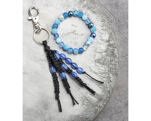 Schlüsselanhänger mit Makramee und Armband mit blauen Perlen