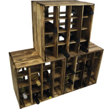 Weinregal aus Holz mit mehreren Flaschen