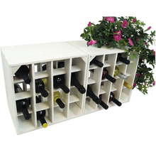 Zwei weiße Weinregale aus Holz mit Weinflaschen und Dekoration