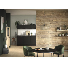 Helle und moderne Küche mit dunklen Küchenschränken, Holzwand und Esstisch