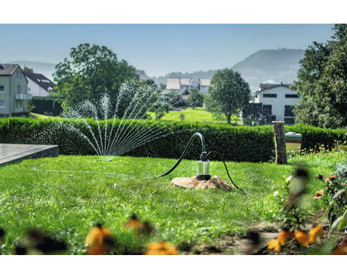 Gartenlandschaft mit Rasensprenger und Tauchpumpe für die Gartenbewässerung