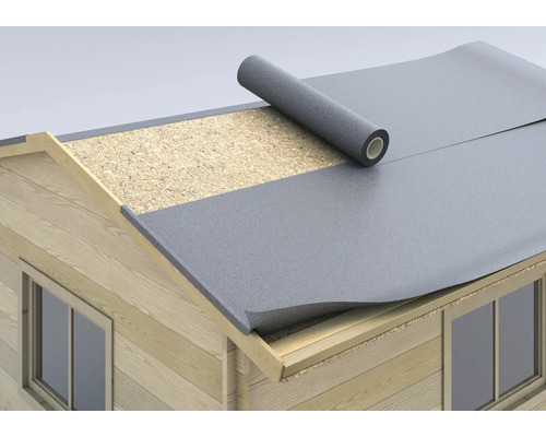 Dachpappe wird auf ein Gartenhausdach verlegt.