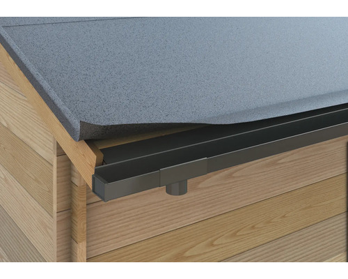 Detailansicht eines Gartenhauses mit Dachpappe und Regenrinne