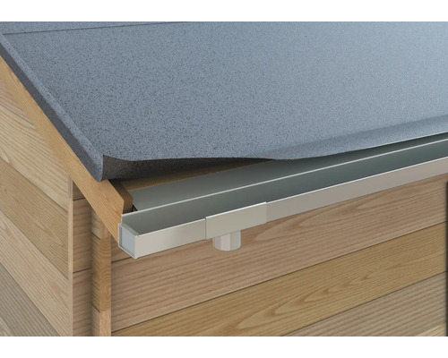 Detailansicht eines Gartenhauses mit Dachpappe und Regenrinne aus Metall