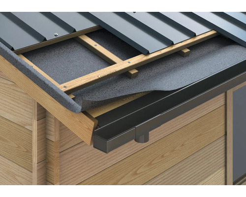 Detailansicht eines Metalldaches mit Dachrinne und Holzunterkonstruktion