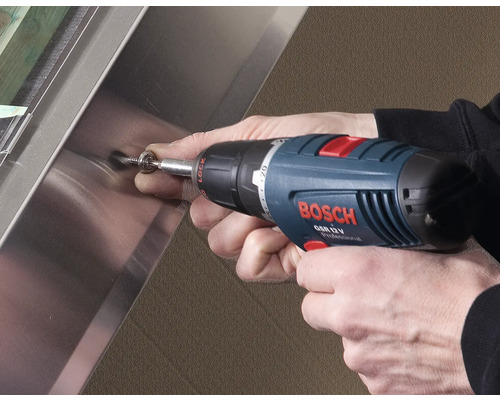 Akkuschrauber beim Einschrauben einer Schraube in eine Metalloberfläche