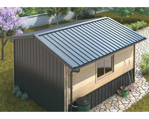 Gartenhaus mit Metalldach und Holzwänden in einer Gartenlandschaft