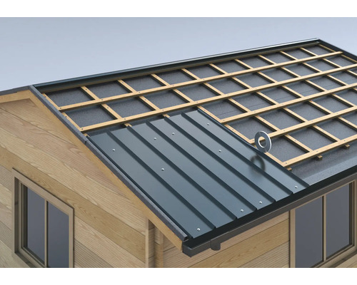 Detailansicht der Installation eines Daches mit Metallplatten auf einem Holzhaus.