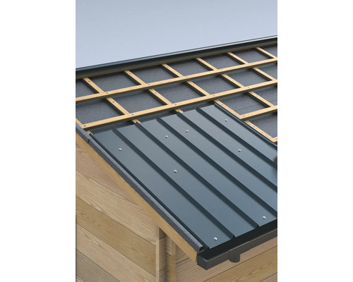 Detailansicht der Installation von Metalldachplatten auf einem Holzdach