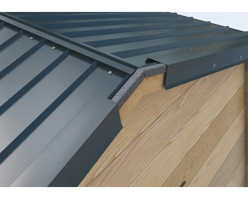 Detailansicht eines Daches mit Metallabdeckung und Holzverkleidung