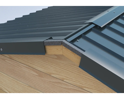 Detailansicht eines Metalldaches mit Dämmung und Holzkonstruktion