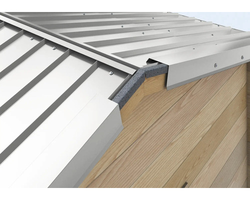 Detailansicht einer Metalldachkonstruktion mit Holzverkleidung.