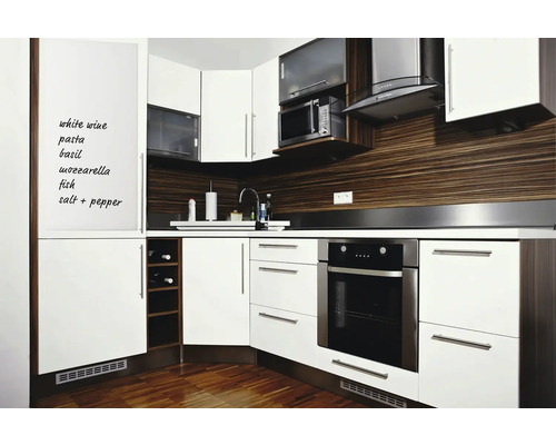 Helle Küche mit modernen Küchenschränken, integriertem Ofen und Tafel