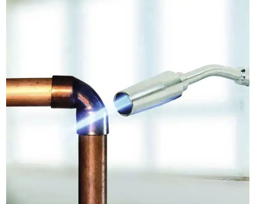 Hartlöten von Kupferrohr mit Lötbrenner.