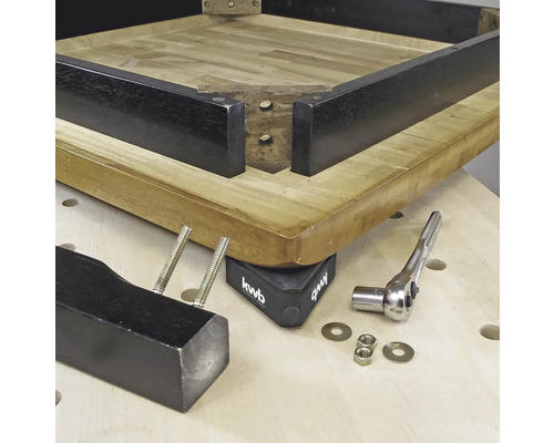 Tischbeinmontage mit Schraubenschlüssel, Schrauben, Unterlegscheiben und kwb Eckspanner