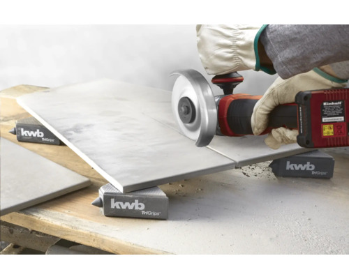 Fliesenschneider beim Schneiden von Fliesen mit KWB TriGrips