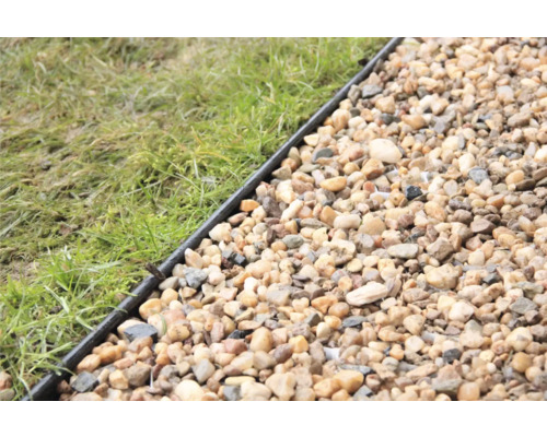 Rasenkante trennt Rasen von Kiesweg