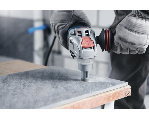 Bohren einer Fliese mit einer Bohrmaschine
