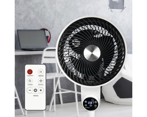 Standventilator mit Fernbedienung und digitaler Anzeige in einem Wohnraum