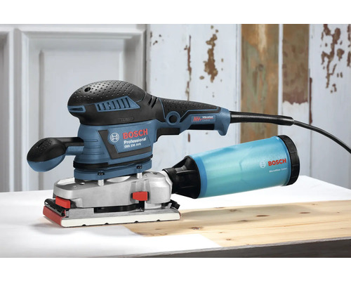Bosch GSS 230 AVE Schwingschleifer mit Staubabsaugung auf einem Holztisch