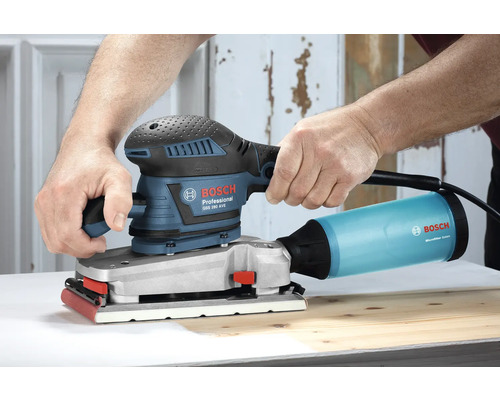 Bosch Schwingschleifer beim Schleifen von Holz