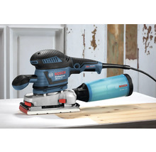 Bosch GSS 230 AVE Schwingschleifer mit Staubabsaugung auf einem Holztisch