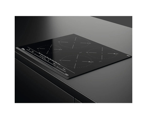 Schwarzes Induktionskochfeld mit vier Kochzonen auf einer Küchentheke.