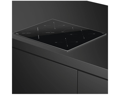 Induktionskochfeld mit vier Kochzonen auf einer Küchentheke