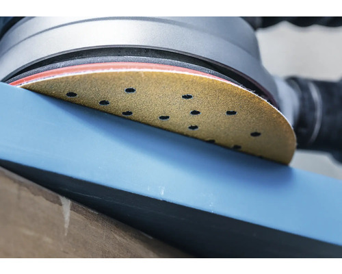 Ein Schleifgerät schleift ein Werkstück aus Holz.