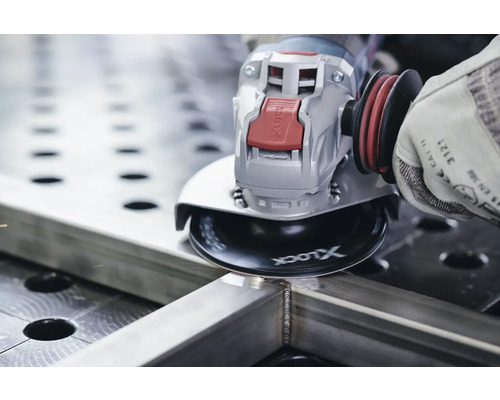 Ein Winkelschleifer bearbeitet ein Metallstück.