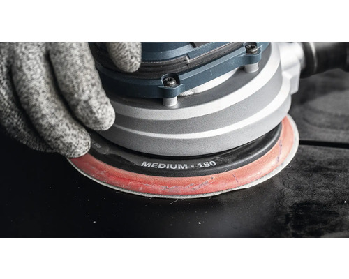 Schleifmaschine mit Schleifpapier Körnung 150 in Verwendung