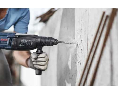 Bohren mit einem Bohrhammer in eine Betonwand