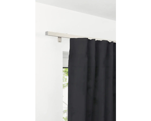 Gardinenstange mit schwarzem Vorhang an der Wand