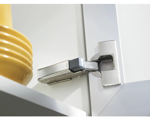 Küchenschranktür mit Möbelscharnier