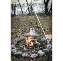 Lagerfeuer mit Dreibein und Kaffeekanne im Freien