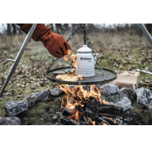 Grillplatte mit Speisen, Kessel und Handschuh über offenem Feuer