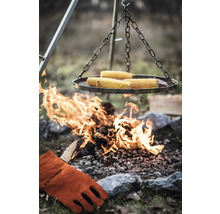 Grill mit Maiskolben über offenem Feuer und Grillhandschuh