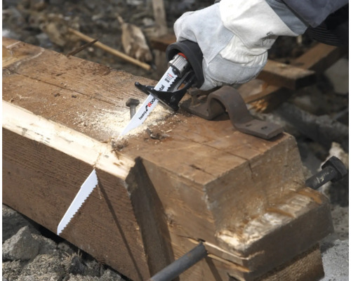 Handsäge schneidet Holzbalken