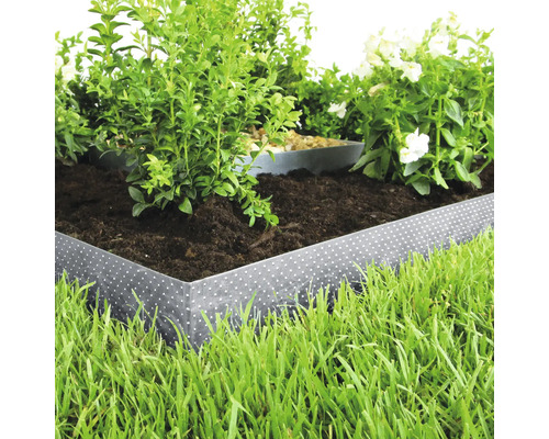 Beetbegrenzung aus Metall mit Punktmuster in einem Garten