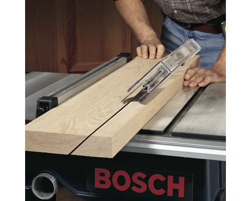 Bosch Tischkreissäge beim Schneiden eines Holzbretts