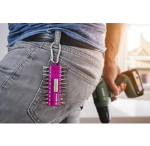 Bohrmaschine mit Bosch Logo und Bit-Set am Gürtel