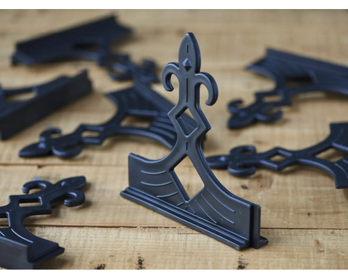 Mehrere Zierhalterungen auf einem Holztisch