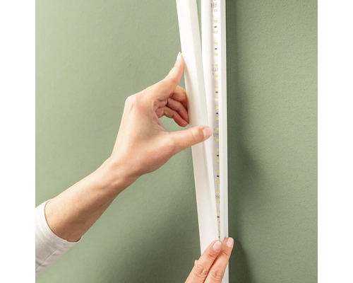 Installation einer LED Leiste in einem Profil an einer Wand