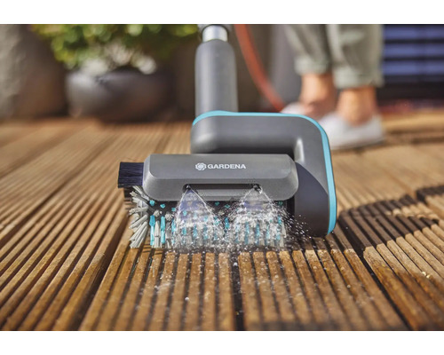 Gardena Bürste zur Reinigung von Terrassen mit Wasser auf Holzboden