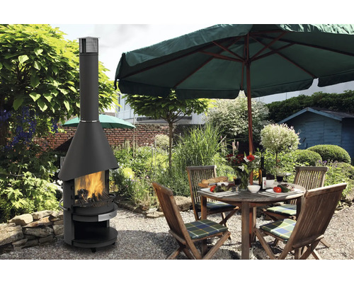 Garten mit Kaminofen und gedecktem Tisch unter einem Sonnenschirm