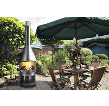 Gartenambiente mit Kaminofen, Gartentisch und Sonnenschirm