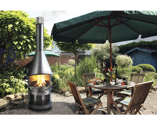 Gartenambiente mit Kaminofen, Gartentisch und Sonnenschirm