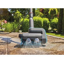 Gardena Flächenreiniger AquaBrush mit Wasserstrahl zur Reinigung von Steinflächen