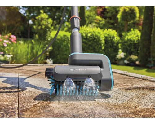 Gardena Flächenreiniger AquaBrush mit Wasserstrahl zur Reinigung von Steinflächen