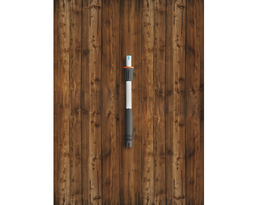 Verlängerungsrohr für Gartengeräte auf Holzhintergrund